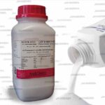 آشنایی با تری پتاسیم سیترات مونوهیدرات تری پتاسیم سیترات مونوهیدرات از دیگر مواد شیمیایی آزمایشگاهی جهان کیمیا است. این محصول از تولید شرکت اپلیکم آلمان (AppliChem) بوده و با مواد درجه یک تولید شده است. جهان کیمیا سال هاست به نمایندگی برترین شرکت های تولید مواد شیمیایی در جهان، بهترین مواد را در اختیار کاربران قرار می دهد. همین امر در ماندگاری نام جهان کیمیا در بین عموم تاثیرگذار بوده است. با کلیک روی این صفحه با دنیای از مواد شیمیایی درجه یک، آشنا شوید. تری پتاسیم سیترات چیست؟ تری پتاسیم سیترات مونوهیدرات یک ترکیب شیمیایی است که در آزمایشگاه ها، علم داروسازی و پزشکی به کار می‌رود. این ترکیب  به عنوان یک نمک پتاسیمی از سیتریک اسید عمل می‌کند. استفاده اصلی از ماده تری پتاسیم سیترات مونوهیدرات، بکارگیری آن در داروهای درمان برخی اختلالات مربوط به سیستم ادراری است و می‌تواند اسیدیته ادرار را کاهش دهد. تریپتاسیم سیترات، نوعی پودر سفید است که قدرت بالایی در جذب آب دارد. این ماده شیمیایی بی بو و شور است و نوع مونوهیدرات آن، شدیداً جاذب آب بوده و قدرت حل شوندگی بسیار بالایی دارد. تری پتاسیم سیترات فرمول C6H5K3O7 . H2O، معمولاً در آزمایشگاه ها و مکان های تحقیقاتی و صنایع شیمیایی استفاده می شود. ویژگی های برجسته: جرم مولی تری پتاسیم سیترات اپلیکم آلمان، 324.42 گرم بر مول است. این ماده نقطه ذوب بالایی دارد، در واقع در 230 درجه سانتی گراد ذوب می گردد. میزان حلالیت این مواد شیمیایی 25 درجه سانتی گراد است. کاربرد تری پتاسیم سیترات آزمایشگاهی در آزمایشگاه، این ترکیب به عنوان یک ماده شیمیایی و نمک مورد استفاده قرار می‌گیرد. در زیر به برخی از کاربردهای این ماده مونوهیدرات در آزمایشگاه اشاره شده است: تنظیم اسیدیته ادرار: پتاسیم سیترات مونوهیدرات ممکن است در تعیین و تنظیم اسیدیته ادرار نقش داشته باشد. این ویژگی می‌تواند در آزمایش‌های مرتبط با ارزیابی ویژگی‌های ادراری و سیستم ادراری مورد استفاده قرار گیرد. تحقیقات در زمینه شیمی فیزیولوژیک ادرار: در مطالعات آزمایشگاهی ممکن است از پتاسیم سیترات مونوهیدرات برای بررسی و تحلیل شیمی فیزیولوژیک ادرار و تأثیرات آن بر روی سلامت ادراری استفاده شود. تحقیقات در زمینه تشکیل سنگ‌های کلیه: این ترکیب ممکن است در تحقیقات مرتبط با تشکیل و رشد سنگ‌های کلیه نیز مورد استفاده قرار گیرد. پودر سیترات پتاسیم برای سنگ کلیه بسیار مفید است، به همین دلیل در مراکز پزشکی از این پودر زیاد استفاده می شود. تحقیقات در زمینه سیستم ادراری: استفاده از پتاسیم سیترات مونوهیدرات ممکن است در تحقیقات مربوط به سیستم ادراری و اختلالات مربوط به آن، از جمله ادرار آلودگی و التهابات ادراری، مفید باشد. تعیین نقاط پایانی در تجزیه و تحلیل: Tri پتاسیم سیترات مونوهیدرات به عنوان یک ماده استاندارد در تجزیه و تحلیل آزمایشگاهی، به عنوان نقطه پایانی در فرآیندهای شیمیایی مورد استفاده قرار می گیرد. قابل استفاده در داروسازی از دیگر کاربردهای این مواد شیمیایی، مراکز داروسازی است (استفاده در ترکیب داروهای قلیایی کننده ادرار، داروهای افزایش دهنده ph ادرار و داروهای افزایش دهنده پتاسیم ادرار) قابل استفاده در صنایع غذایی تری پتاسیم سیترات سبب قلیایی شدن مواد می شود و در صنایع غذایی، به منظور عامل کلات، بافر، امولسیفایر و تثبیت کننده استفاده می شود (البته برای صنایع غذایی و سایر صنایع، باید گرید متناسب با آنها را تهیه کنید). طرز تهیه محلول پتاسیم سیترات fبرای تهیه تری پتاسیم سیترات، قبل از هر چیز وزن مورد نیاز از پتاسیم سیترات را مشخص می کنند. پتاسیم سیترات را به دقت اندازه ‌گیری و در یک ظرف مناسب قرار می دهند. سپس مقدار معینی از آب دیستیله را نیز به این ظرف اضافه می کنند. مواد را به‌ طور کامل مخلوط می کنند تا پتاسیم سیترات به طور کامل در آب حل شود. برای اطمینان از غلظت مناسب محلول، می‌توان با استفاده از واحد وزن یا دستگاه‌های اندازه‌گیری دقیق، غلظت محلول را بررسی کرد. نحوه مصرف پودر پتاسیم سیترات بسیار ساده است، فقط باید نکات ایمنی را رعایت کرد. نکات ایمنی برای استفاده از این مواد باید از دستکش مناسب استفاده کرد. در صورت برخورد با دست و پوست، خیلی سریع آن را با آب و صابون بشورید. در صورتی که نیاز به استفاده طولانی مدت است، از ماسک ویژه استفاده کنید. خرید تری پتاسیم سیترات مونوهیدرات برای خرید این کالا حتماً اصالت محصول و کیفیت آن را ارزیابی کنید. مطالعه و مقایسه مواد مختلف، به شما کمک می کند دید بازتری داشته و شناخت کلی از مواد داشته باشید. پس توصیه می کنم محتوای این متن را مطالعه کنید. در انتخاب این ماده، توجه به برند و کیفیت محصول اهمیت دارد. محصولاتی که دارای شماره استاندارد کیفیت هستند، مطمئن تر هستند. پس هنگام خرید این مورد را بررسی کنید. قیمت تری پتاسیم سیترات قیمت این مواد شیمیایی ممکن است بسته به مکان، نام تجاری محصول، تولیدکننده و نیازهای بازار متغیر باشد. همچنین، شکل فیزیکی، درصد خلوص و دوز محصول نیز می‌ تواند تأثیرگذار باشد. مثلا قیمت تری پتاسیم سیترات صنعتی با نوع آزمایشگاهی متفاوت است. قطعاً برندهای معروف با مواد باکیفیت تری تولید شده اند، پس طبیعیست که گرانقیمت تر از برندهای معمولی باشند. تری پتاسیم سیترات کد مرک هم کیفیت بالایی دارد، اما برند اپلیکم از نوع مرک باکیفیت تر و پرفروش تر است. برای اطلاعات دقیق‌ تر در مورد قیمت و خرید، می‌توانید با مشاورین جهان کیمیا تماس بگیرید تا شما را راهنمایی کنند. پتاسیم سیترات در ارومیه پرفروش ترین مواد شیمیایی در ایران پرفروش ترین مواد شیمیایی در ارومیه سدیم هیدروکسید پتاسیم پرمنگنات، آمونیوم فلوراید سدیم یدید