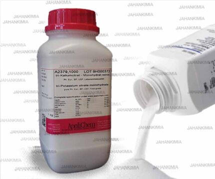 آشنایی با تری پتاسیم سیترات مونوهیدرات تری پتاسیم سیترات مونوهیدرات از دیگر مواد شیمیایی آزمایشگاهی جهان کیمیا است. این محصول از تولید شرکت اپلیکم آلمان (AppliChem) بوده و با مواد درجه یک تولید شده است. جهان کیمیا سال هاست به نمایندگی برترین شرکت های تولید مواد شیمیایی در جهان، بهترین مواد را در اختیار کاربران قرار می دهد. همین امر در ماندگاری نام جهان کیمیا در بین عموم تاثیرگذار بوده است. با کلیک روی این صفحه با دنیای از مواد شیمیایی درجه یک، آشنا شوید. تری پتاسیم سیترات چیست؟ تری پتاسیم سیترات مونوهیدرات یک ترکیب شیمیایی است که در آزمایشگاه ها، علم داروسازی و پزشکی به کار می‌رود. این ترکیب  به عنوان یک نمک پتاسیمی از سیتریک اسید عمل می‌کند. استفاده اصلی از ماده تری پتاسیم سیترات مونوهیدرات، بکارگیری آن در داروهای درمان برخی اختلالات مربوط به سیستم ادراری است و می‌تواند اسیدیته ادرار را کاهش دهد. تریپتاسیم سیترات، نوعی پودر سفید است که قدرت بالایی در جذب آب دارد. این ماده شیمیایی بی بو و شور است و نوع مونوهیدرات آن، شدیداً جاذب آب بوده و قدرت حل شوندگی بسیار بالایی دارد. تری پتاسیم سیترات فرمول C6H5K3O7 . H2O، معمولاً در آزمایشگاه ها و مکان های تحقیقاتی و صنایع شیمیایی استفاده می شود. ویژگی های برجسته: جرم مولی تری پتاسیم سیترات اپلیکم آلمان، 324.42 گرم بر مول است. این ماده نقطه ذوب بالایی دارد، در واقع در 230 درجه سانتی گراد ذوب می گردد. میزان حلالیت این مواد شیمیایی 25 درجه سانتی گراد است. کاربرد تری پتاسیم سیترات آزمایشگاهی در آزمایشگاه، این ترکیب به عنوان یک ماده شیمیایی و نمک مورد استفاده قرار می‌گیرد. در زیر به برخی از کاربردهای این ماده مونوهیدرات در آزمایشگاه اشاره شده است: تنظیم اسیدیته ادرار: پتاسیم سیترات مونوهیدرات ممکن است در تعیین و تنظیم اسیدیته ادرار نقش داشته باشد. این ویژگی می‌تواند در آزمایش‌های مرتبط با ارزیابی ویژگی‌های ادراری و سیستم ادراری مورد استفاده قرار گیرد. تحقیقات در زمینه شیمی فیزیولوژیک ادرار: در مطالعات آزمایشگاهی ممکن است از پتاسیم سیترات مونوهیدرات برای بررسی و تحلیل شیمی فیزیولوژیک ادرار و تأثیرات آن بر روی سلامت ادراری استفاده شود. تحقیقات در زمینه تشکیل سنگ‌های کلیه: این ترکیب ممکن است در تحقیقات مرتبط با تشکیل و رشد سنگ‌های کلیه نیز مورد استفاده قرار گیرد. پودر سیترات پتاسیم برای سنگ کلیه بسیار مفید است، به همین دلیل در مراکز پزشکی از این پودر زیاد استفاده می شود. تحقیقات در زمینه سیستم ادراری: استفاده از پتاسیم سیترات مونوهیدرات ممکن است در تحقیقات مربوط به سیستم ادراری و اختلالات مربوط به آن، از جمله ادرار آلودگی و التهابات ادراری، مفید باشد. تعیین نقاط پایانی در تجزیه و تحلیل: Tri پتاسیم سیترات مونوهیدرات به عنوان یک ماده استاندارد در تجزیه و تحلیل آزمایشگاهی، به عنوان نقطه پایانی در فرآیندهای شیمیایی مورد استفاده قرار می گیرد. قابل استفاده در داروسازی از دیگر کاربردهای این مواد شیمیایی، مراکز داروسازی است (استفاده در ترکیب داروهای قلیایی کننده ادرار، داروهای افزایش دهنده ph ادرار و داروهای افزایش دهنده پتاسیم ادرار) قابل استفاده در صنایع غذایی تری پتاسیم سیترات سبب قلیایی شدن مواد می شود و در صنایع غذایی، به منظور عامل کلات، بافر، امولسیفایر و تثبیت کننده استفاده می شود (البته برای صنایع غذایی و سایر صنایع، باید گرید متناسب با آنها را تهیه کنید). طرز تهیه محلول پتاسیم سیترات fبرای تهیه تری پتاسیم سیترات، قبل از هر چیز وزن مورد نیاز از پتاسیم سیترات را مشخص می کنند. پتاسیم سیترات را به دقت اندازه ‌گیری و در یک ظرف مناسب قرار می دهند. سپس مقدار معینی از آب دیستیله را نیز به این ظرف اضافه می کنند. مواد را به‌ طور کامل مخلوط می کنند تا پتاسیم سیترات به طور کامل در آب حل شود. برای اطمینان از غلظت مناسب محلول، می‌توان با استفاده از واحد وزن یا دستگاه‌های اندازه‌گیری دقیق، غلظت محلول را بررسی کرد. نحوه مصرف پودر پتاسیم سیترات بسیار ساده است، فقط باید نکات ایمنی را رعایت کرد. نکات ایمنی برای استفاده از این مواد باید از دستکش مناسب استفاده کرد. در صورت برخورد با دست و پوست، خیلی سریع آن را با آب و صابون بشورید. در صورتی که نیاز به استفاده طولانی مدت است، از ماسک ویژه استفاده کنید. خرید تری پتاسیم سیترات مونوهیدرات برای خرید این کالا حتماً اصالت محصول و کیفیت آن را ارزیابی کنید. مطالعه و مقایسه مواد مختلف، به شما کمک می کند دید بازتری داشته و شناخت کلی از مواد داشته باشید. پس توصیه می کنم محتوای این متن را مطالعه کنید. در انتخاب این ماده، توجه به برند و کیفیت محصول اهمیت دارد. محصولاتی که دارای شماره استاندارد کیفیت هستند، مطمئن تر هستند. پس هنگام خرید این مورد را بررسی کنید. قیمت تری پتاسیم سیترات قیمت این مواد شیمیایی ممکن است بسته به مکان، نام تجاری محصول، تولیدکننده و نیازهای بازار متغیر باشد. همچنین، شکل فیزیکی، درصد خلوص و دوز محصول نیز می‌ تواند تأثیرگذار باشد. مثلا قیمت تری پتاسیم سیترات صنعتی با نوع آزمایشگاهی متفاوت است. قطعاً برندهای معروف با مواد باکیفیت تری تولید شده اند، پس طبیعیست که گرانقیمت تر از برندهای معمولی باشند. تری پتاسیم سیترات کد مرک هم کیفیت بالایی دارد، اما برند اپلیکم از نوع مرک باکیفیت تر و پرفروش تر است. برای اطلاعات دقیق‌ تر در مورد قیمت و خرید، می‌توانید با مشاورین جهان کیمیا تماس بگیرید تا شما را راهنمایی کنند. پتاسیم سیترات در ارومیه پرفروش ترین مواد شیمیایی در ایران پرفروش ترین مواد شیمیایی در ارومیه سدیم هیدروکسید پتاسیم پرمنگنات، آمونیوم فلوراید سدیم یدید