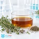 عصاره آویشن باغی در ظرف شیشه‌ای آزمایشگاهی همراه با گیاه آویشن