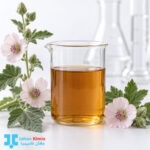 عصاره ختمی در بشر آزمایشگاهی کنار گل‌های ختمی