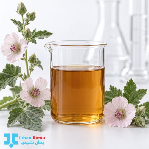 عصاره ختمی در بشر آزمایشگاهی کنار گل‌های ختمی